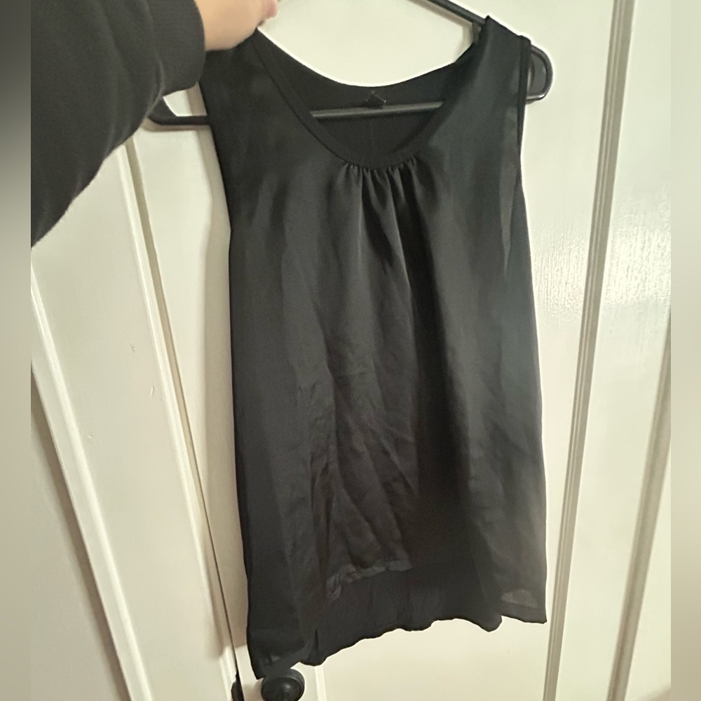 Uniqlo Women's Black sleeveless shell tank
